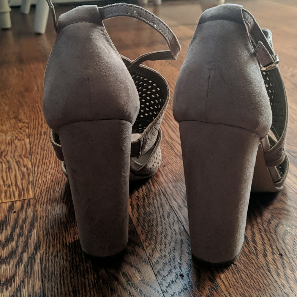Heels - Picture 2 of 4